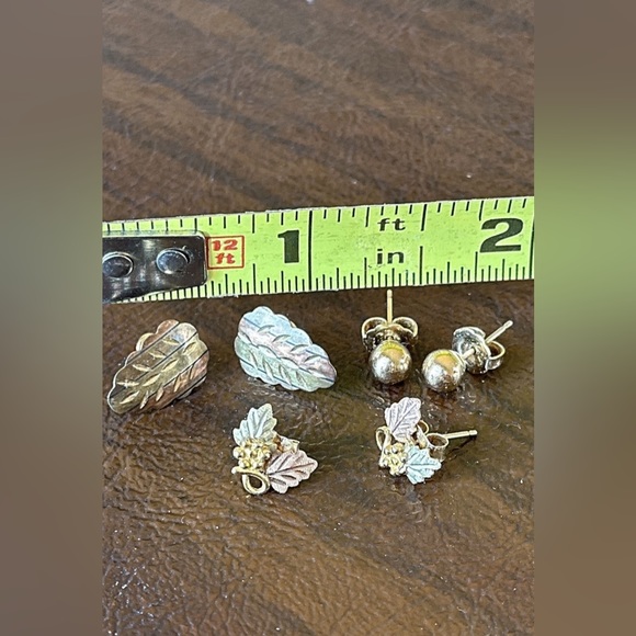 14k Gold Three Pairs Of Earrings -Studs - Leaves - Grapes - Picture 5 of 6